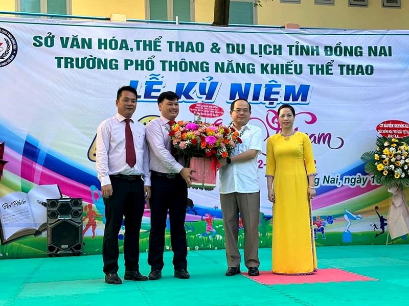 Lãnh đạo tỉnh thăm, chúc mừng Ngày Nhà giáo Việt Nam tại Trường trung cấp Văn hóa nghệ thuật và Trường Phổ Thông Năng khiếu Thể thao Đồng Nai